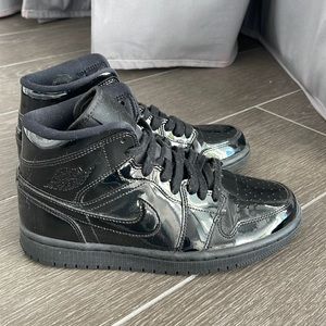 Excellent condition. Worn once. Shiny black Nike Jordans
